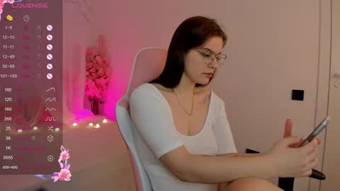 Snapshot of selena_vee chatting on March 8, 4:12 am July online show from March 8, 4:12 am