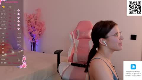 Snapshot of selena_vee chatting on February 17, 10:51 am July online show from February 17, 10:51 am