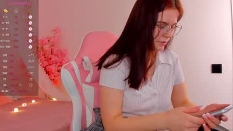 Snapshot of selena_vee chatting on January 21, 4:43 am July online show from January 21, 4:43 am
