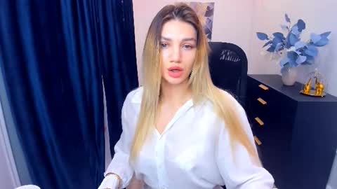 selenaemoore online show from November 11, 3:52 am