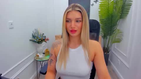 selenaemoore online show from November 21, 5:05 am