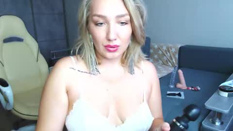 Snapshot of selenallen chatting on September 10, 1:34 pm Selena online show from September 10, 1:34 pm