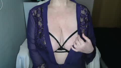 Snapshot of sensual_cris chatting on December 20, 9:32 am CRIS online show from December 20, 9:32 am