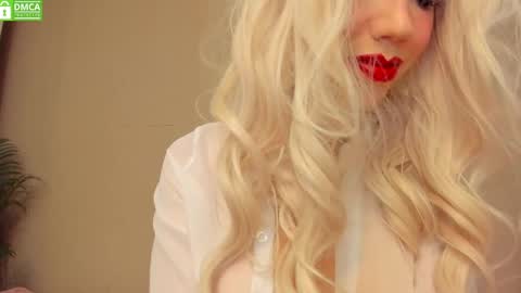 Snapshot of sensual_miss_mia chatting on October 8, 12:40 am Mia online show from October 8, 12:40 am