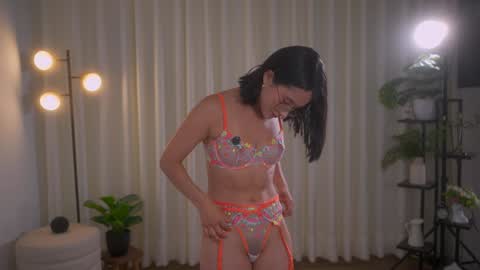 Snapshot of sensualcherry_ chatting on January 9, 2:11 am Maria- OF sensual bee online show from January 9, 2:11 am