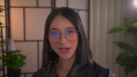 Snapshot of sensualcherry_ chatting on January 16, 4:28 am Maria- OF sensual bee online show from January 16, 4:28 am