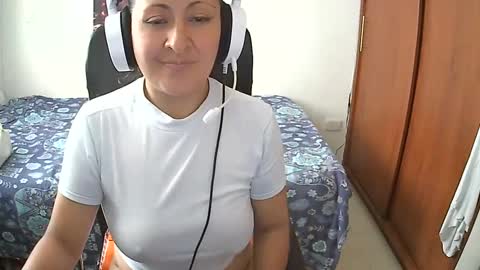 Snapshot of senthix1983 chatting on February 21, 8:27 pm senthix heyy promo en OnlyFans aprovecha 85 descuento online show from February 21, 8:27 pm