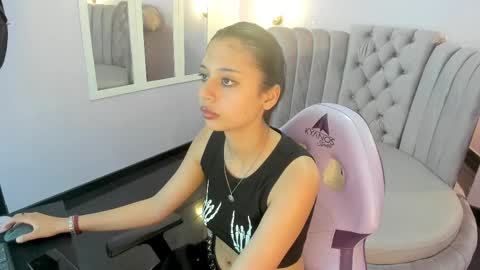 Snapshot of seren_bleck chatting on February 21, 10:17 am Seren Follow me online show from February 21, 10:17 am