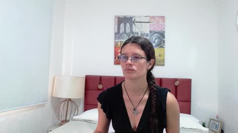 Snapshot of sereneclarks_ chatting on February 5, 12:27 pm sereneclarks_ online show from February 5, 12:27 pm