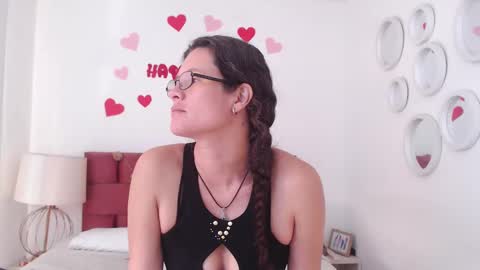 Snapshot of sereneclarks_ chatting on February 26, 3:32 pm sereneclarks_ online show from February 26, 3:32 pm