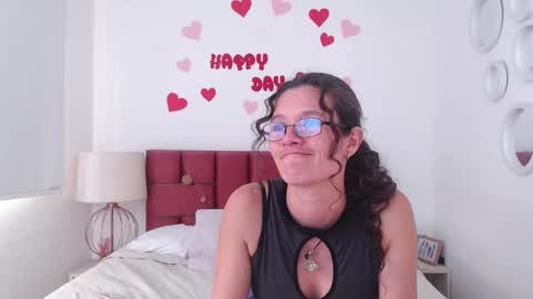 Snapshot of sereneclarks_ chatting on February 22, 6:52 pm sereneclarks_ online show from February 22, 6:52 pm