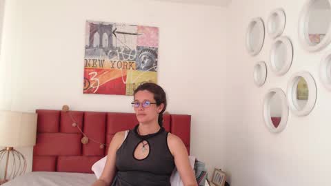 Snapshot of sereneclarks_ chatting on February 1, 6:29 pm sereneclarks_ online show from February 1, 6:29 pm