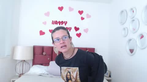 Snapshot of sereneclarks_ chatting on February 20, 12:25 pm sereneclarks_ online show from February 20, 12:25 pm