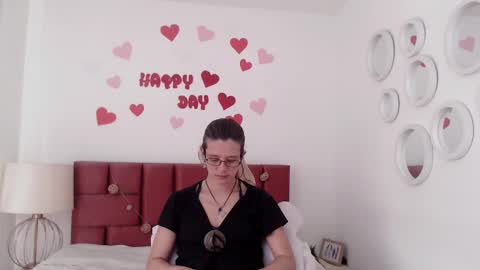 Snapshot of sereneclarks_ chatting on February 18, 6:15 pm sereneclarks_ online show from February 18, 6:15 pm