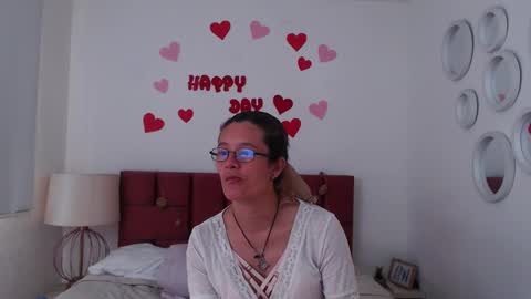 Snapshot of sereneclarks_ chatting on February 21, 3:43 pm sereneclarks_ online show from February 21, 3:43 pm