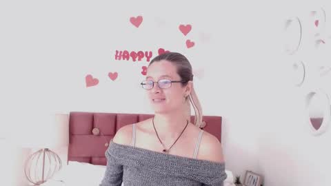 Snapshot of sereneclarks_ chatting on February 19, 3:38 pm sereneclarks_ online show from February 19, 3:38 pm