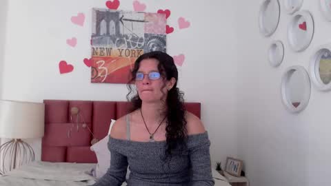 Snapshot of sereneclarks_ chatting on March 12, 6:32 pm sereneclarks_ online show from March 12, 6:32 pm