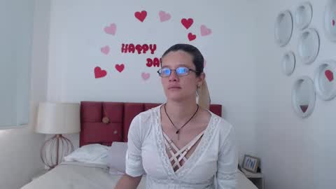 Snapshot of sereneclarks_ chatting on February 21, 12:28 pm sereneclarks_ online show from February 21, 12:28 pm