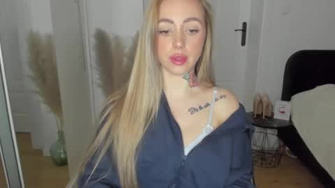 C o r a l i e online show from February 25, 6:01 pm