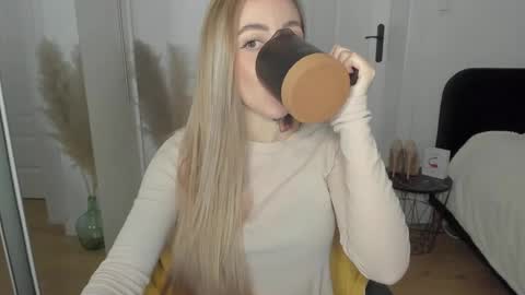 C o r a l i e online show from February 19, 7:37 pm