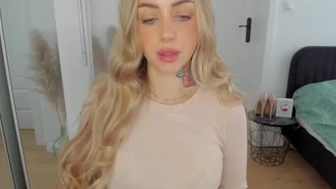 C o r a l i e online show from September 27, 11:19 am