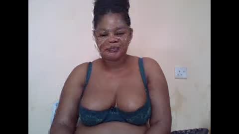 Snapshot of sexydove2 chatting on February 15, 6:23 am EMILY online show from February 15, 6:23 am