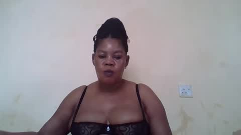 Snapshot of sexydove2 chatting on February 14, 7:28 am EMILY online show from February 14, 7:28 am