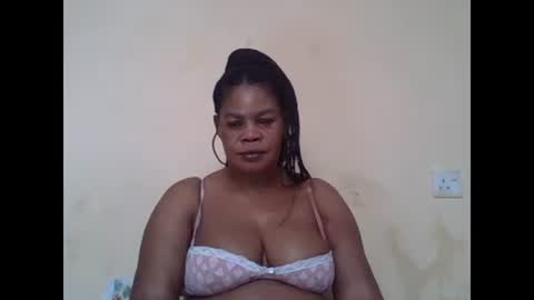 Snapshot of sexydove2 chatting on February 18, 7:43 am EMILY online show from February 18, 7:43 am