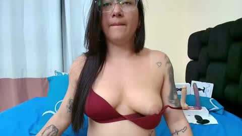 Snapshot of sexyeva_25 chatting on January 22, 7:45 pm Eva online show from January 22, 7:45 pm