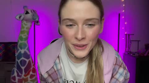 Snapshot of shadebabe chatting on December 29, 8:00 am shadebabe online show from December 29, 8:00 am