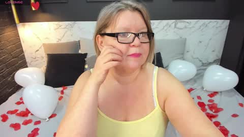 Snapshot of shannonshine chatting on February 14, 11:42 am Shannon online show from February 14, 11:42 am
