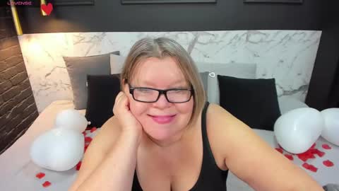 Snapshot of shannonshine chatting on February 18, 9:10 am Shannon online show from February 18, 9:10 am