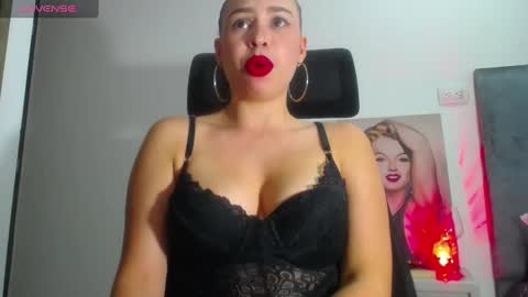 Snapshot of shantalhot69 chatting on December 14, 9:24 pm Shantal online show from December 14, 9:24 pm