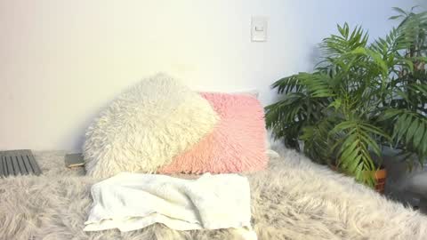Snapshot of sharol_xx chatting on December 6, 1:46 am Sharol smile online show from December 6, 1:46 am