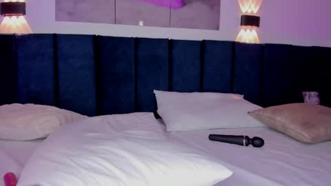 SharonLovee  online show from April 10, 10:25 pm