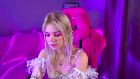 Lola online show from February 6, 6:24 pm