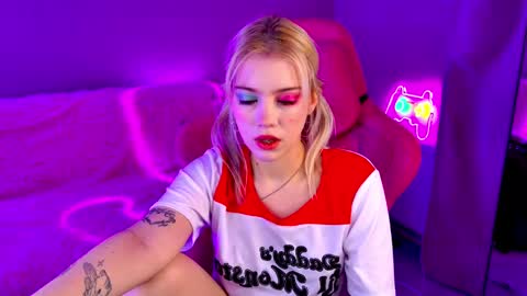 Lola online show from February 28, 11:45 pm