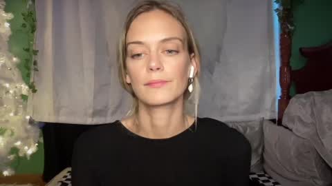 Snapshot of shereallyreal chatting on December 16, 9:41 pm Jem online show from December 16, 9:41 pm
