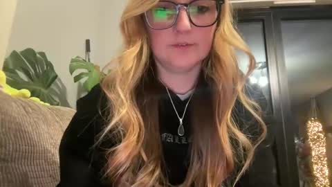 Snapshot of short_sweetpea chatting on March 9, 7:48 pm short sweetpea online show from March 9, 7:48 pm