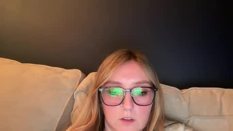 Snapshot of short_sweetpea chatting on March 1, 9:59 pm short sweetpea online show from March 1, 9:59 pm