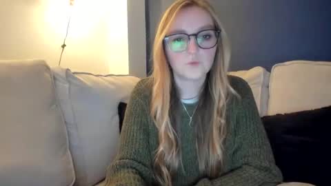 Snapshot of short_sweetpea chatting on February 22, 10:42 pm short sweetpea online show from February 22, 10:42 pm