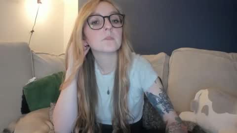 Snapshot of short_sweetpea chatting on February 21, 10:04 pm short sweetpea online show from February 21, 10:04 pm