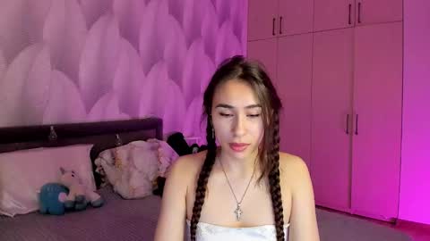 Snapshot of shy_bambiii chatting on December 20, 2:19 am Mika online show from December 20, 2:19 am