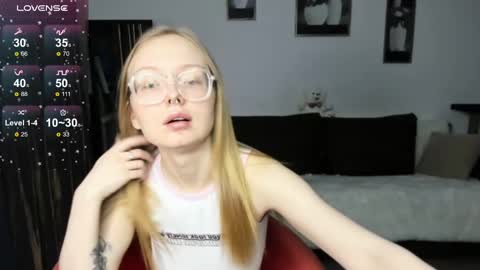 Snapshot of shy_suchka chatting on December 15, 5:42 pm Melissa online show from December 15, 5:42 pm