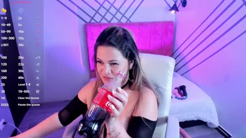 Mia online show from December 9, 7:06 am