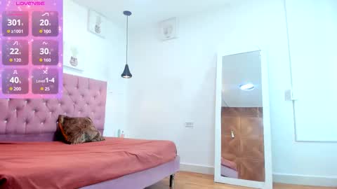 Snapshot of sienna_glow chatting on September 9, 1:44 pm sienna_glow online show from September 9, 1:44 pm