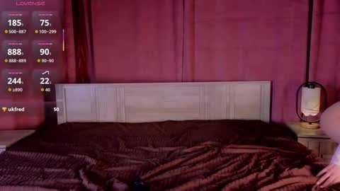 silly___woman online show from November 12, 1:35 pm