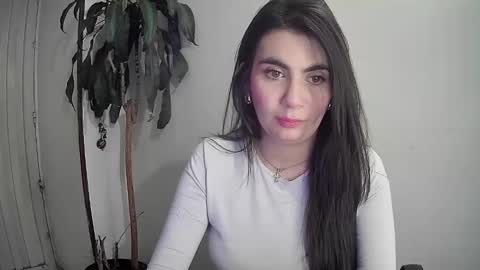 Snapshot of silviecollins chatting on December 18, 1:05 am Silvie online show from December 18, 1:05 am