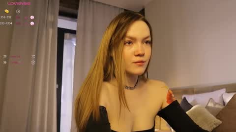Snapshot of sinfulsmile_ chatting on March 4, 2:06 am Ivy online show from March 4, 2:06 am