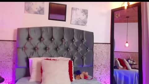 Snapshot of skarleth_xxxx chatting on January 2, 1:49 am Elizabeth online show from January 2, 1:49 am